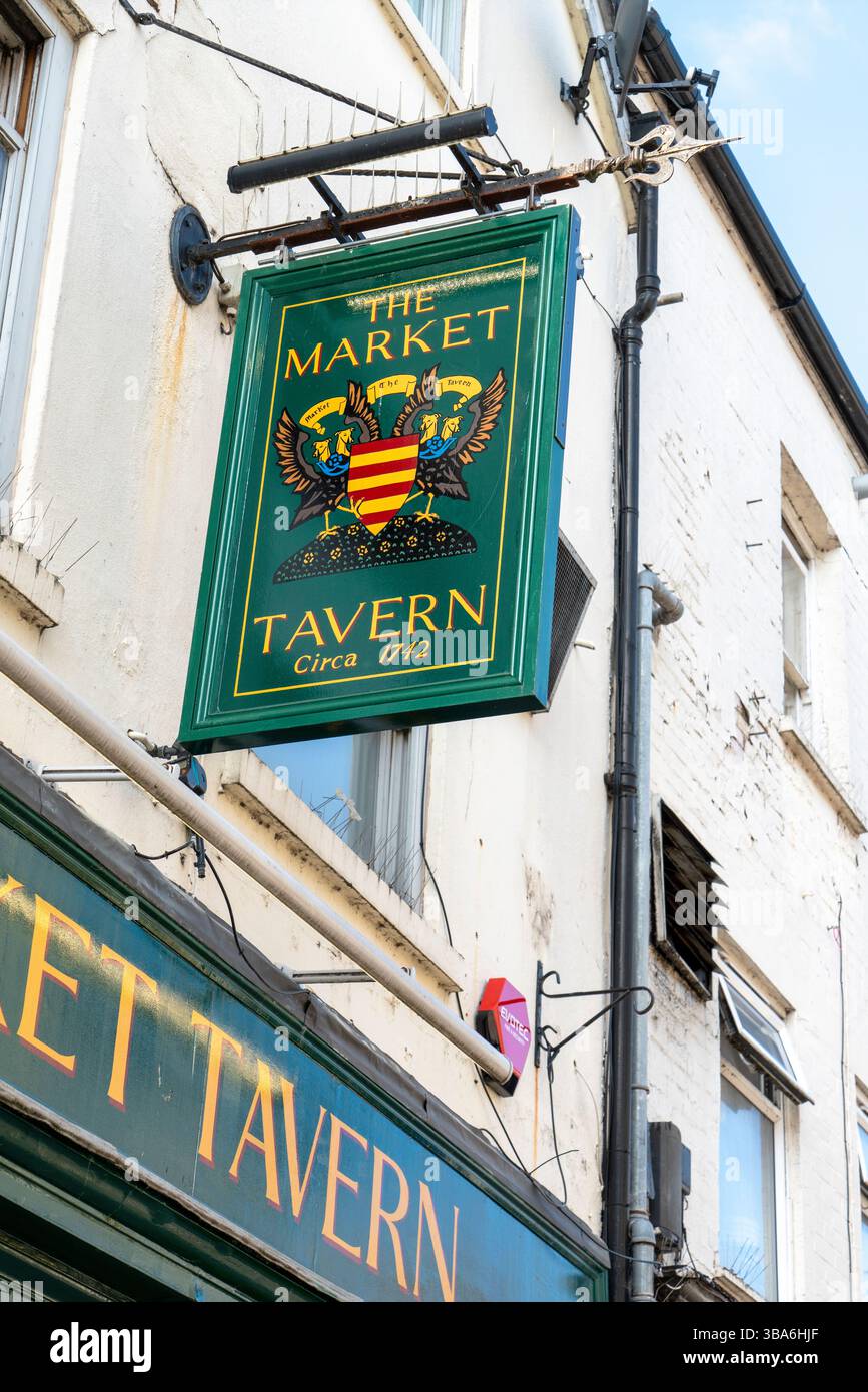 Le panneau de pub Market Tavern à Salisbury Royaume-Uni Banque D'Images