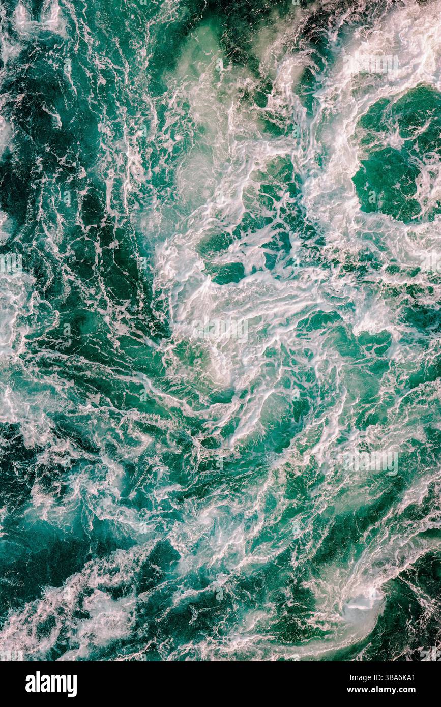 Les vagues bleues de l'eau de la rivière et de la mer se rencontrent à marée haute et marée basse. Tourbillons du maelstrom de Saltstraumen, Nordland , non Banque D'Images