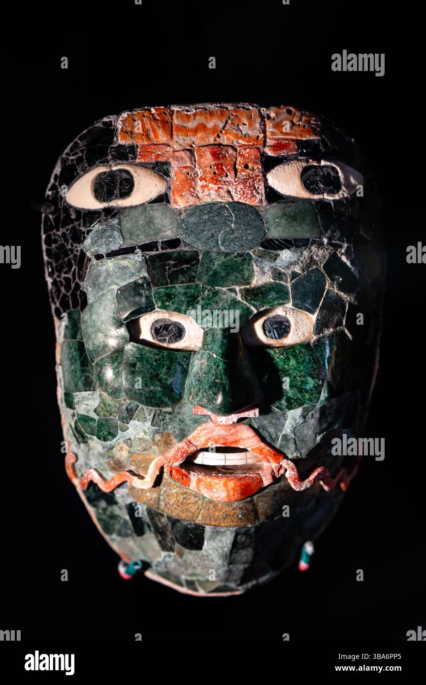 Masque funéraire maya en jade rouge, noir et vert de Calakmul, Mexique Banque D'Images