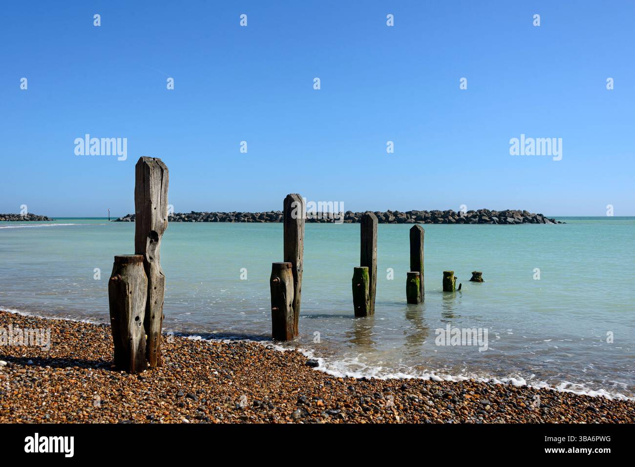 Elmer roches et défenses maritimes, West Sussex, Royaume-Uni Banque D'Images