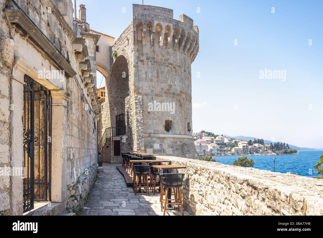 Korcula ville dans l'île de Korcula dans la mer Adriatique en Croatie, Europe. Vue sur la côte avec une architecture historique en pierre avec une importante remorque médiévale Banque D'Images