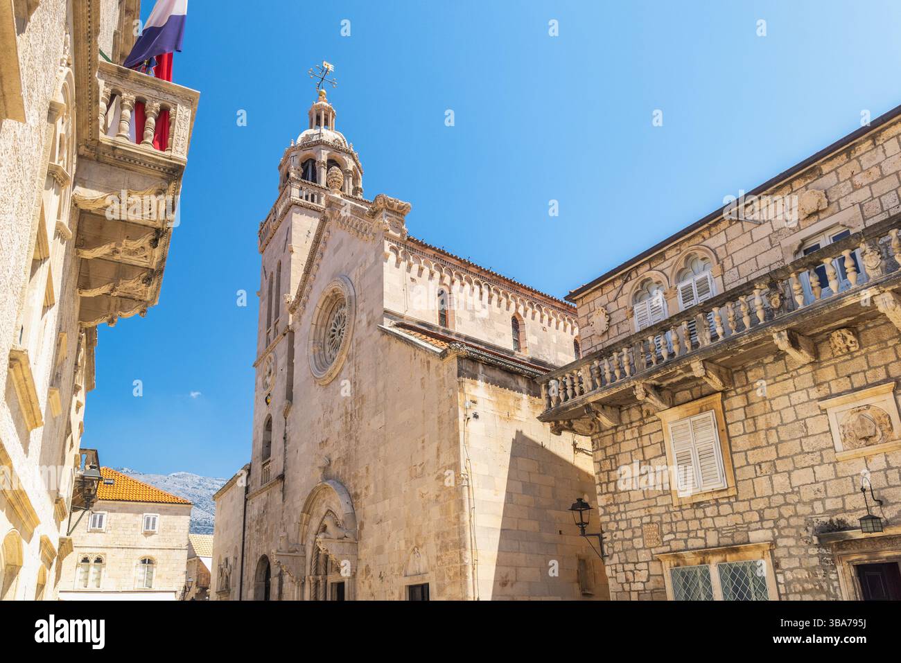 Korcula ville dans l'île de Korcula dans la mer Adriatique en Croatie, Europe. Architecture européenne avec une ancienne cathédrale avec des bâtiments en pierre et une clea Banque D'Images