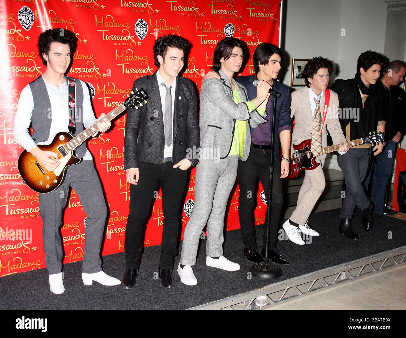 Les Jonas Brothers lors du dévoilement de leurs modèles de cire à Madame Tussauds à New York - 12 février 2009 Banque D'Images