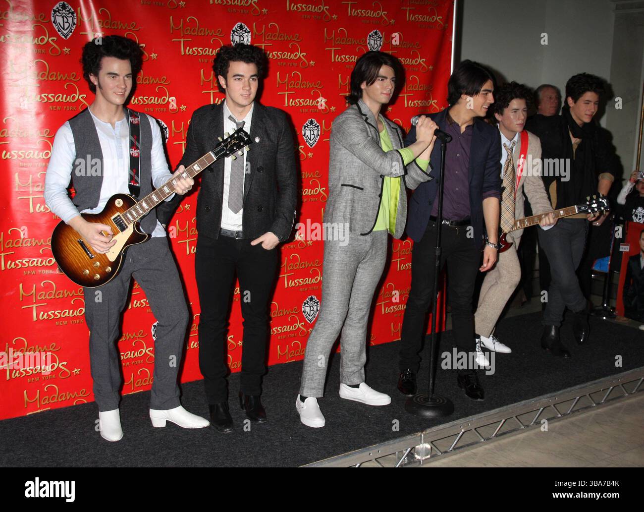 Les Jonas Brothers lors du dévoilement de leurs modèles de cire à Madame Tussauds à New York - 12 février 2009 Banque D'Images