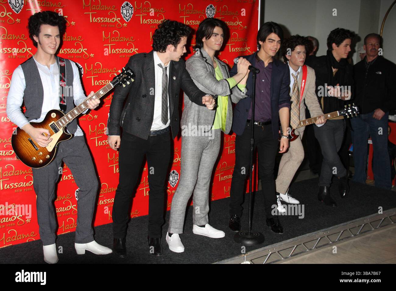 Les Jonas Brothers lors du dévoilement de leurs modèles de cire à Madame Tussauds à New York - 12 février 2009 Banque D'Images