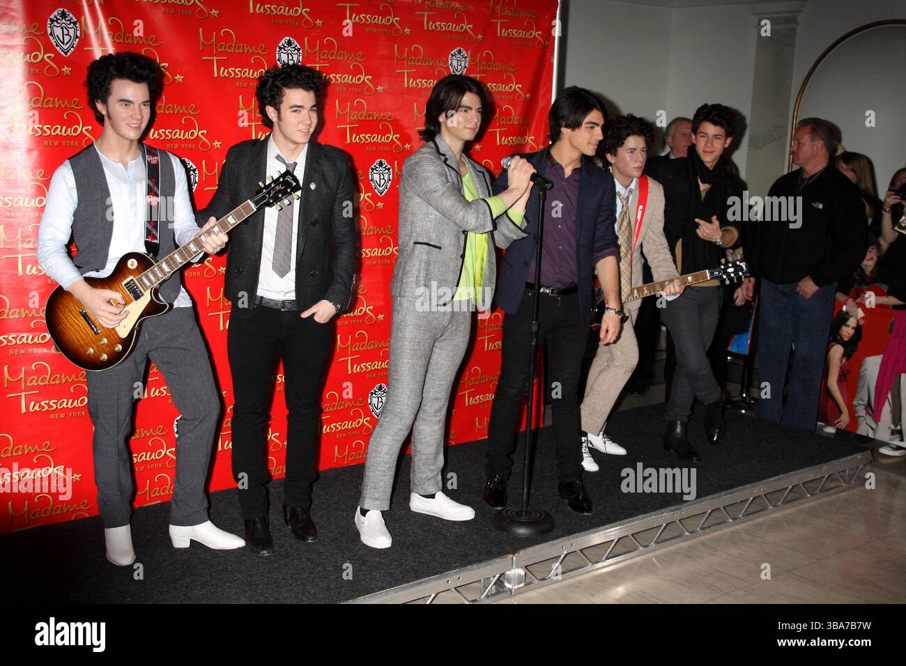 Les Jonas Brothers lors du dévoilement de leurs modèles de cire à Madame Tussauds à New York - 12 février 2009 Banque D'Images