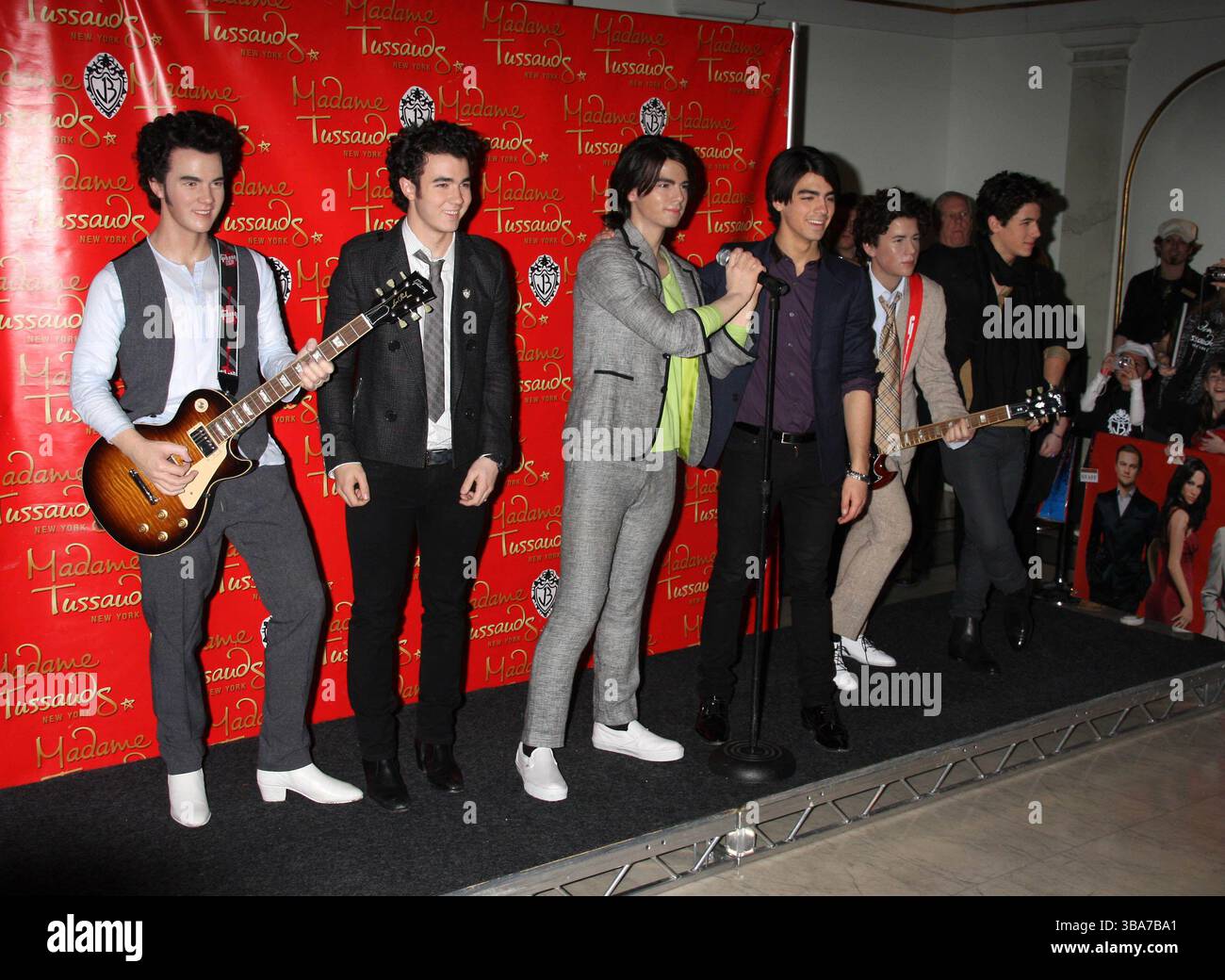 Les Jonas Brothers lors du dévoilement de leurs modèles de cire à Madame Tussauds à New York - 12 février 2009 Banque D'Images