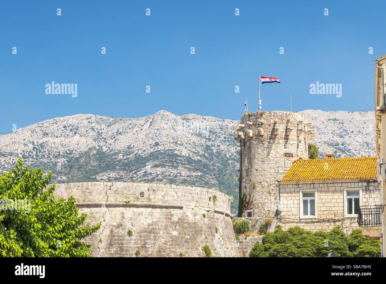 Korcula ville dans l'île de Korcula dans la mer Adriatique en Croatie, Europe. Pittoresque ville côtière avec une tour forteresse en pierre surmontée d'un drapeau, BA Banque D'Images