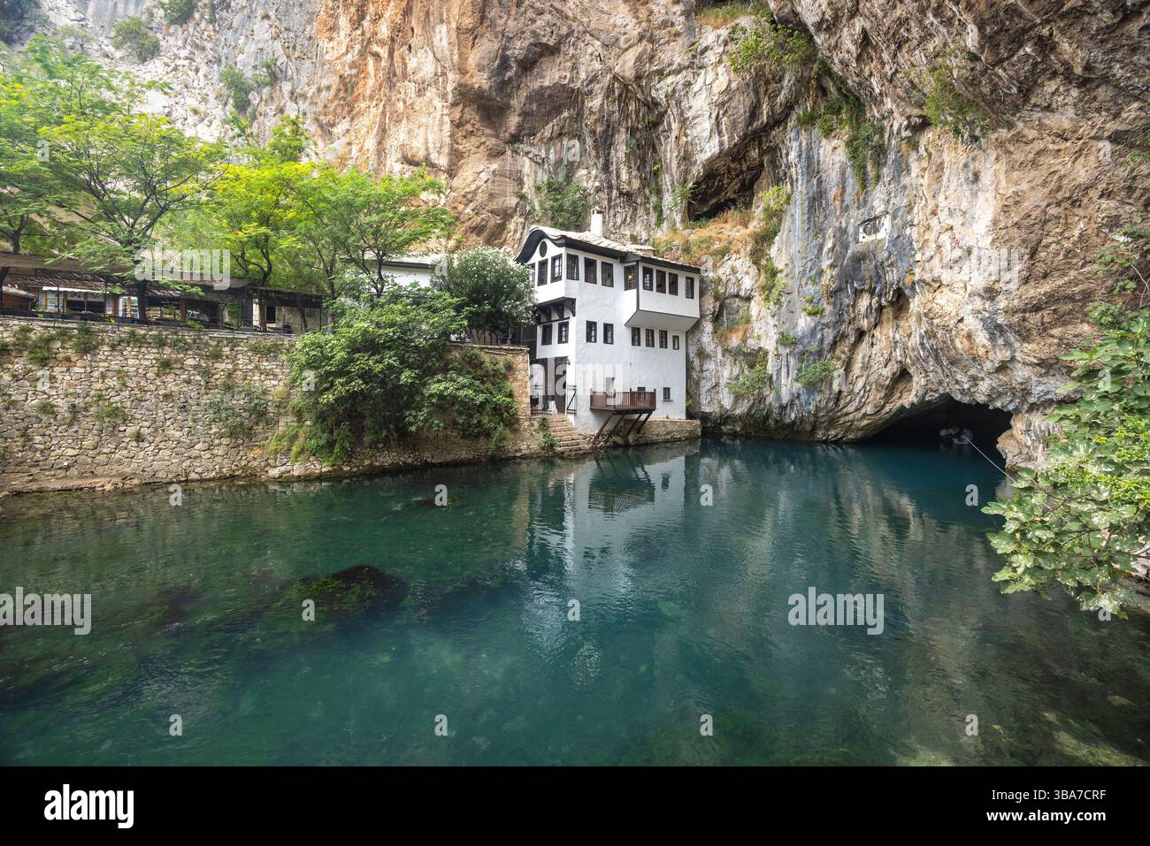 Monastère de Blagaj Tekke avec la rivière Buna près de la ville de Mostar en Bosnie-Herzégovine, Europe. Riverside House by Cliffside : une vue panoramique d'un nid de maison Banque D'Images