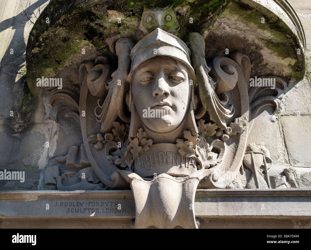 Sculpture en pierre avec visage sculpté avec hibou par J Dudley Forsyth sur la façade du bâtiment municipal Pontypridd Rhondda Cynon TAF South Wale Banque D'Images