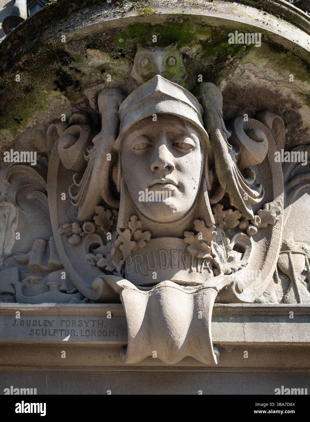 Sculpture en pierre avec visage sculpté avec hibou appelé Prudentia (prudence) par J Dudley Forsyth sur la façade du bâtiment municipal Pontypridd Banque D'Images