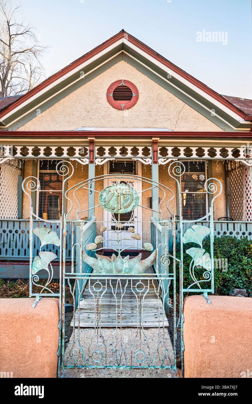 Images de feuilles de ginkgo à la porte en fonte de la maison résidentielle au 215 W Yankie Street, Silver City Historic District à Silver City, Nouveau-Mexique, États-Unis Banque D'Images