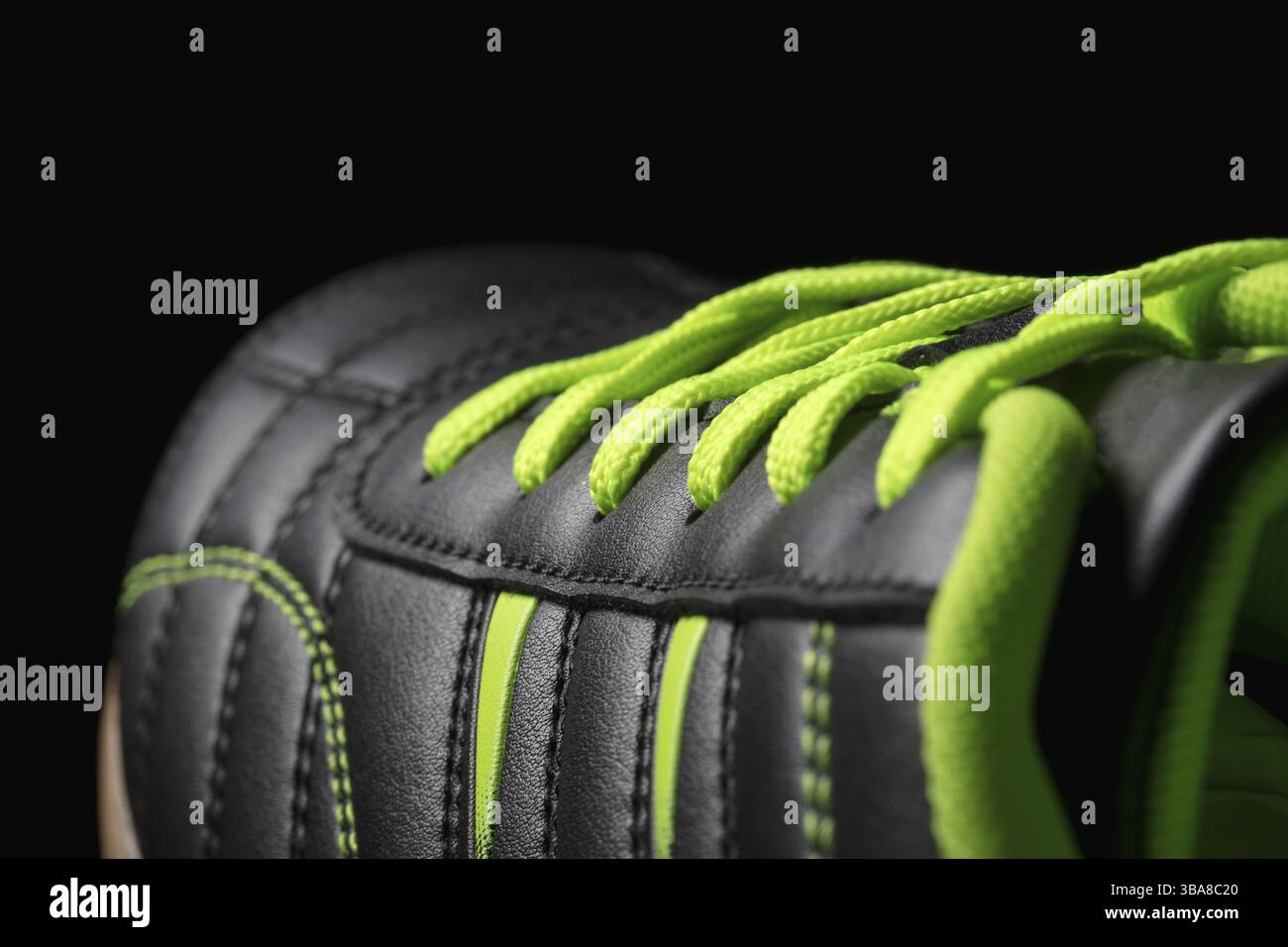 Fragment d'une chaussure noire de baskets Close-up partie d'une chaussure de sport en cuir Banque D'Images