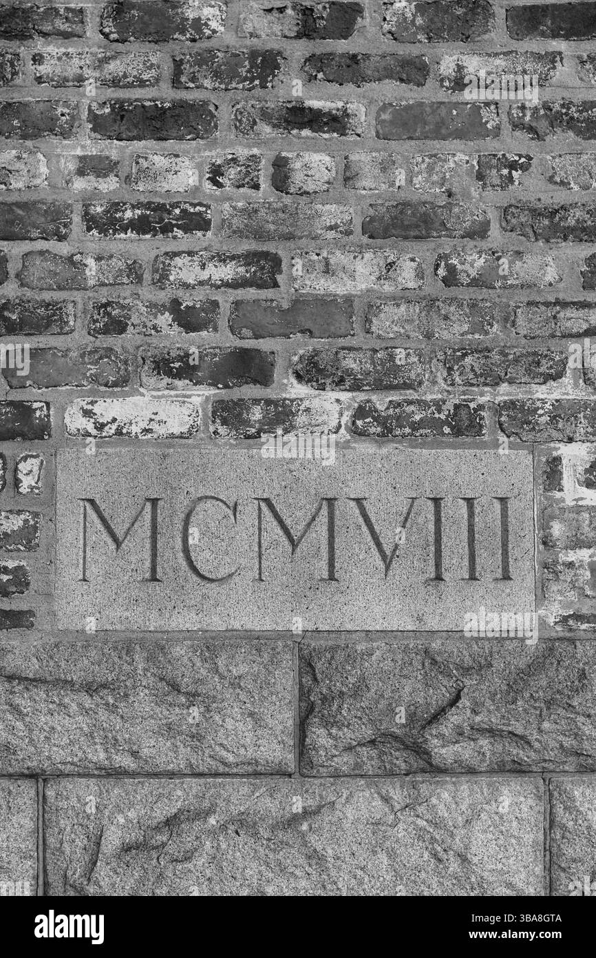 MCMVIII en chiffres romains gravé dans une pierre rectangulaire sur un mur de briques datant de la fondation, construction d'un bâtiment à 1908 ; Richmond Virginie Banque D'Images