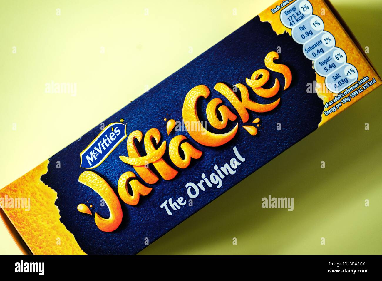 Londres Royaume-Uni, 12 mai 2025, paquet de biscuits authentiques classiques Jaffa Cake Banque D'Images