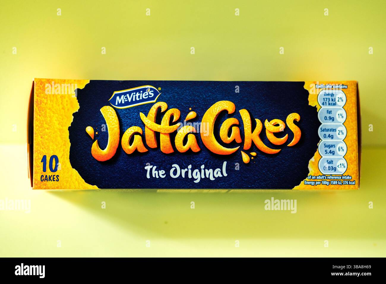 Londres Royaume-Uni, 12 mai 2025, paquet de biscuits authentiques classiques Jaffa Cake Banque D'Images