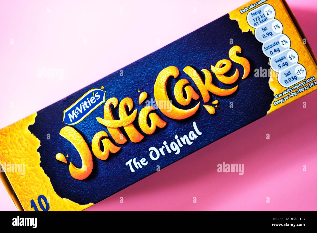 Londres Royaume-Uni, 12 mai 2025, paquet de biscuits authentiques classiques Jaffa Cake Banque D'Images