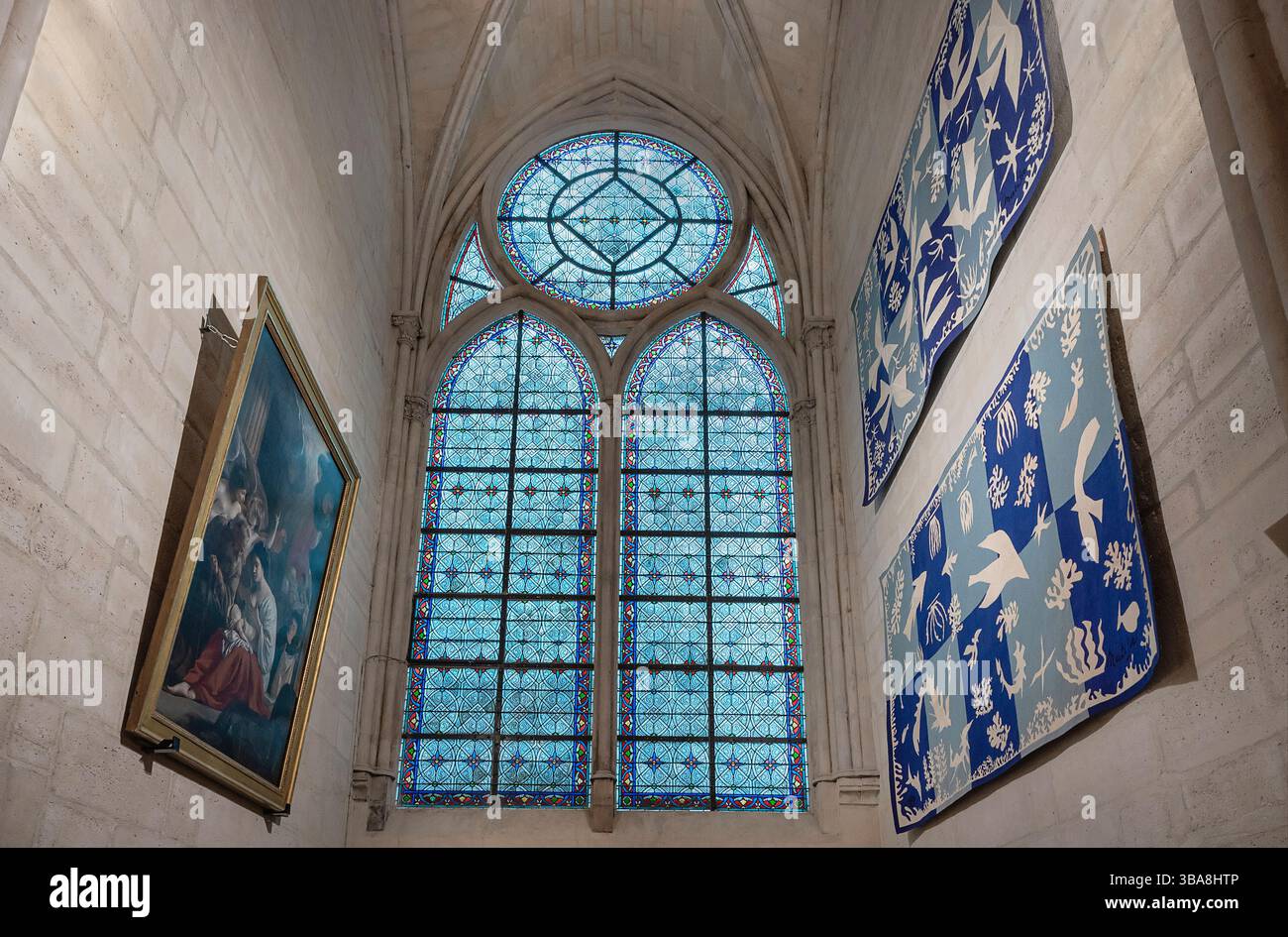 France, Paris, Cathédrale notre Dame, Chapelle dédiée à Noé et la création avec des tapisseries inspirées de l'œuvre d'Henri Matisse dans la cathédrale restaurée après l'incendie de 2019. Banque D'Images