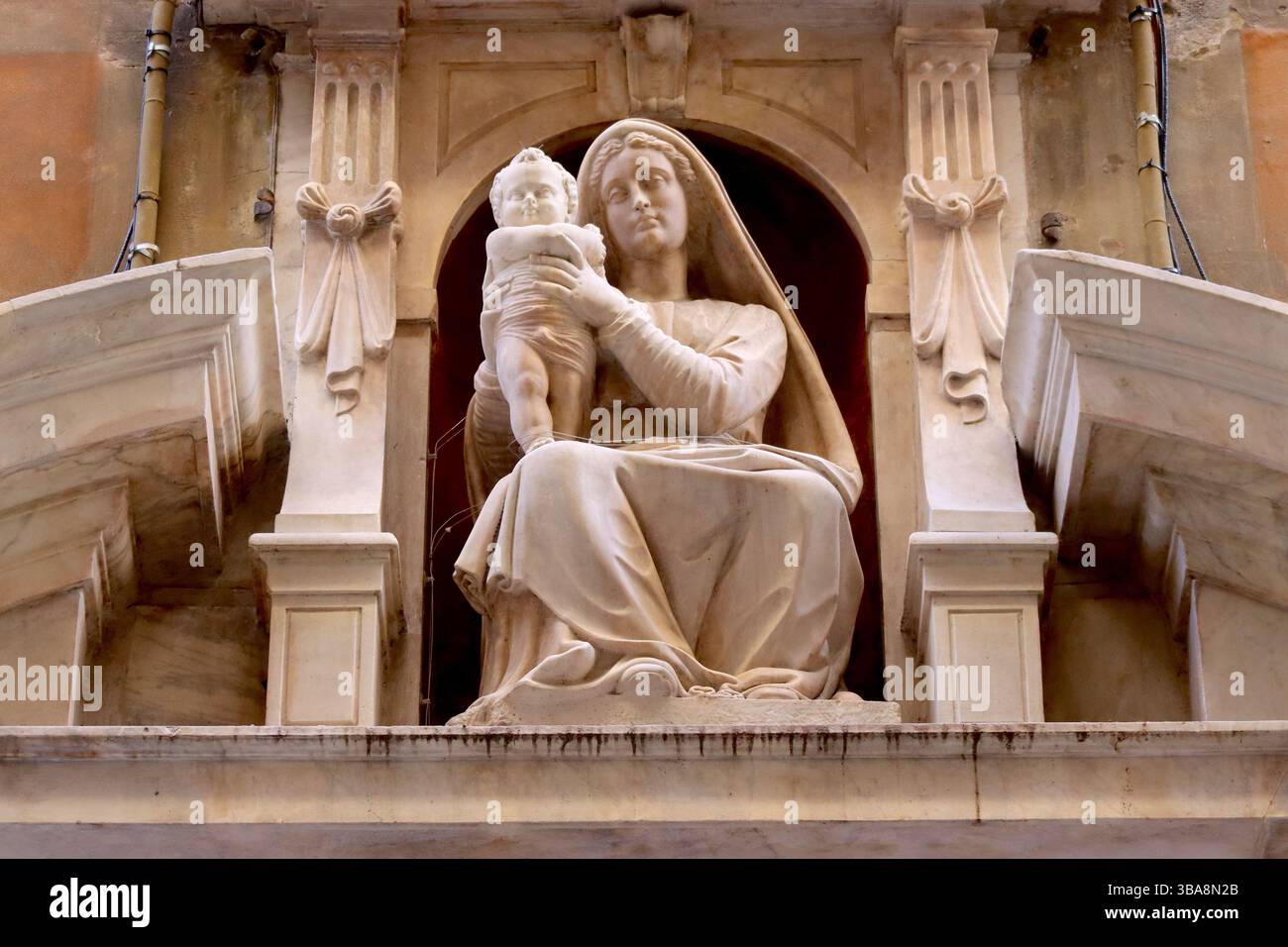 Figures en marbre sculpté de la Modanna et de l'enfant au-dessus de l'entrée du Palazzo Giorgio Centurione, Gênes, Italie. Banque D'Images