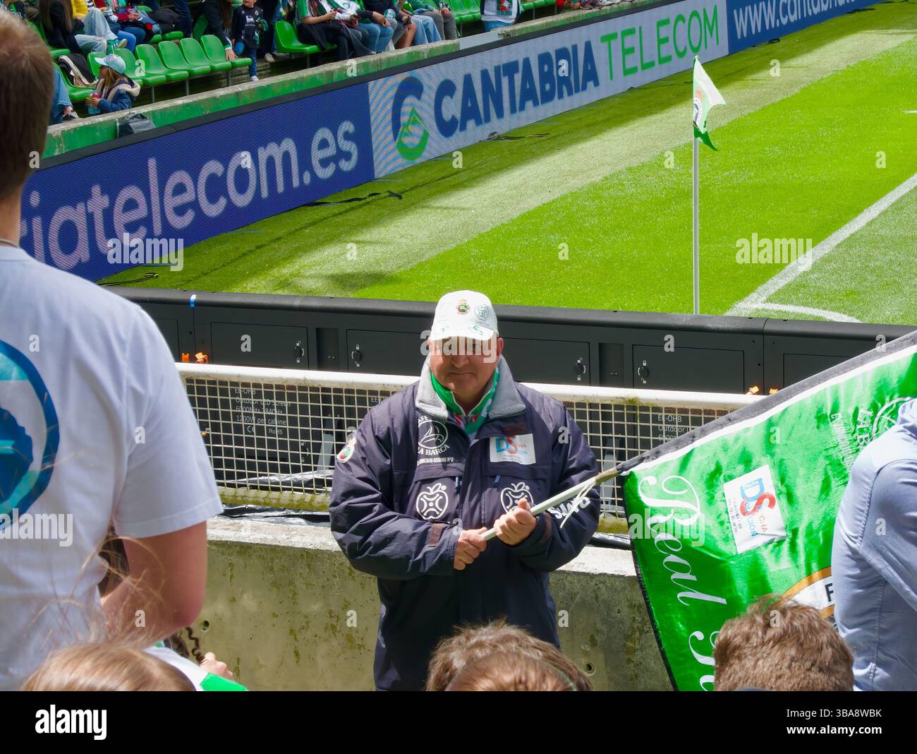 Juan Banderas vrai nom Juan Sanchez Virumbrales célèbre pour courir avec un drapeau au match de football Racing Santander v Oviedo Santander Cantabrie Espagne Banque D'Images