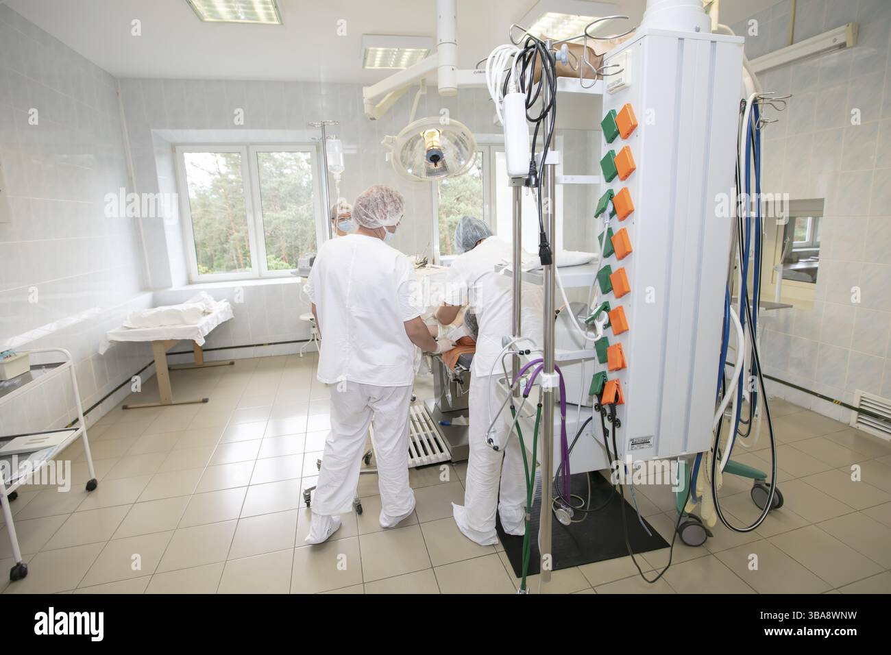 Biélorussie, la ville de Gomil, 31 mai 2021. Hôpital de la ville. Médecins en salle d'opération avec un patient, Europe Banque D'Images