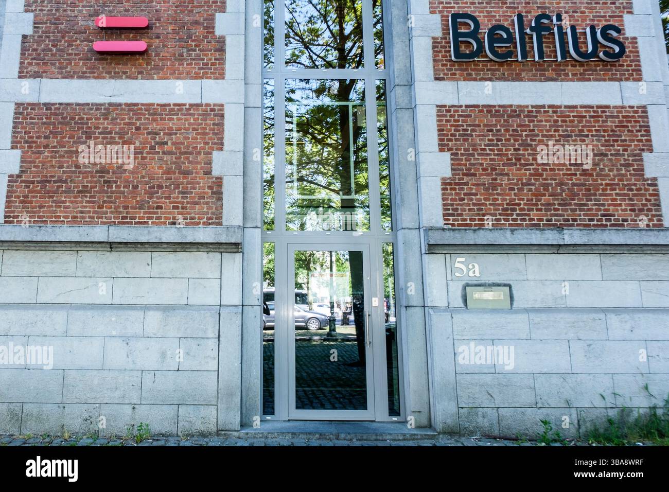 Entrée principale d'une agence belfius à Schaerbeek | Agence bancaire Belfius à Schaerbeek Banque D'Images