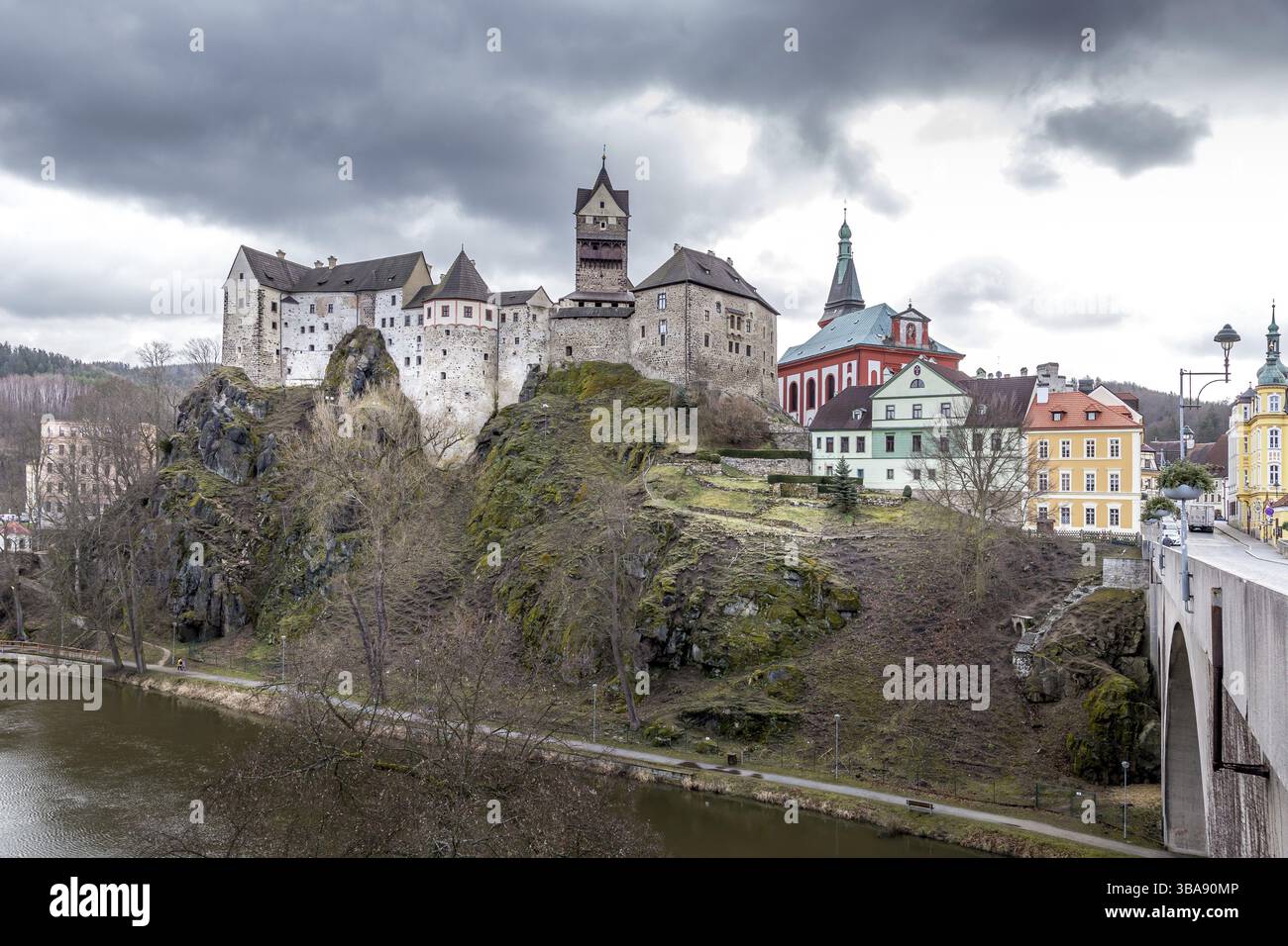 Vue sur la ville de Loket avec le château royal médiéval près de Karlovy Vary Resort en Tchéquie, Loket, République tchèque, Europe Banque D'Images