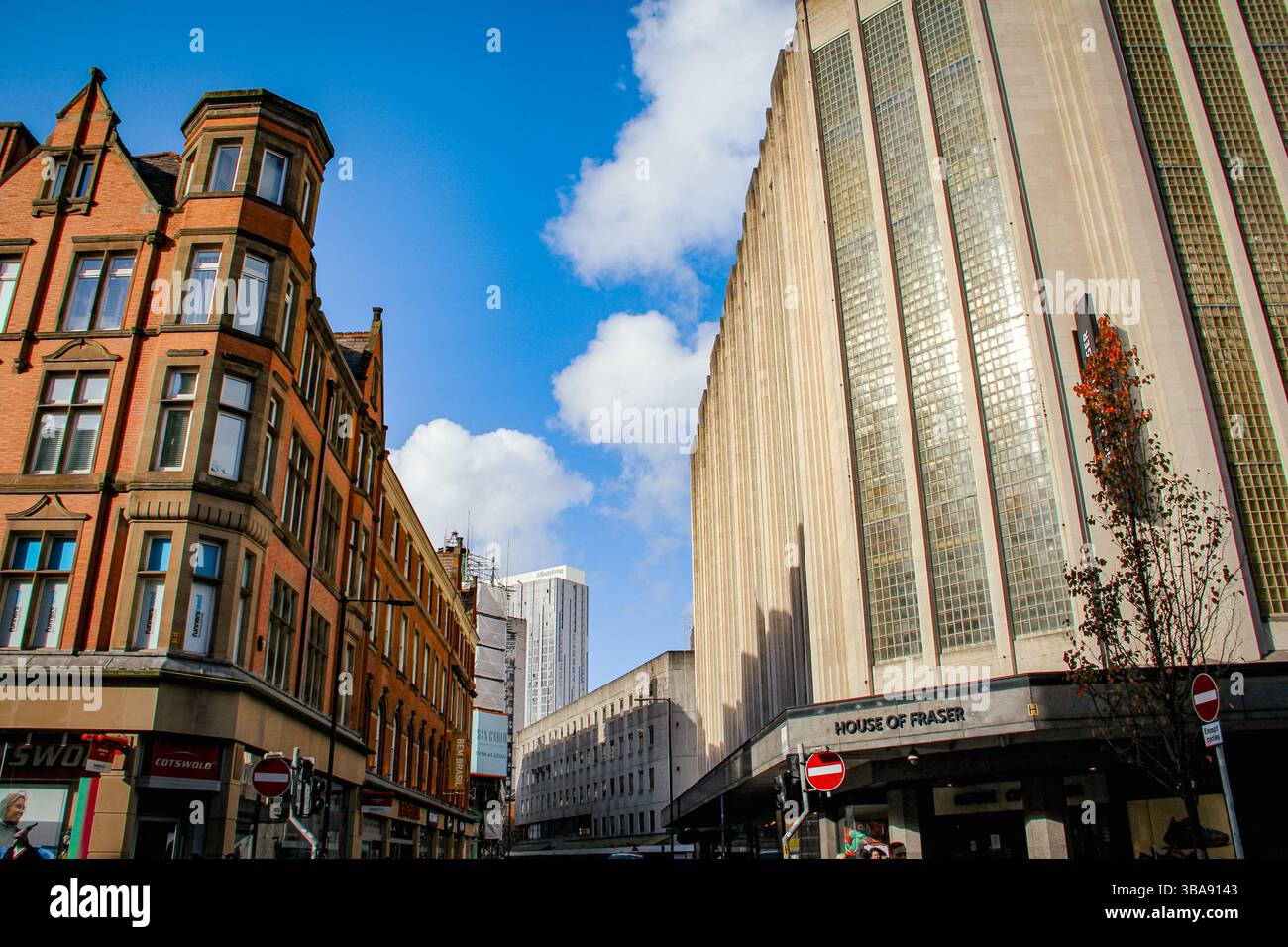 Ann–., Une vue en angle de bâtiments victoriens en briques rouges sous un ciel de nuages éparpillés. House of Fraser vue depuis la célèbre ruelle King Street Banque D'Images