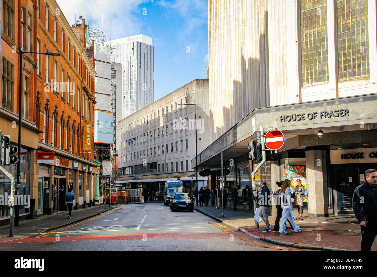 Ann, quartier commerçant animé avec de larges allées et des devantures de magasins emblématiques. House of Fraser vue depuis la célèbre ruelle King Street Banque D'Images
