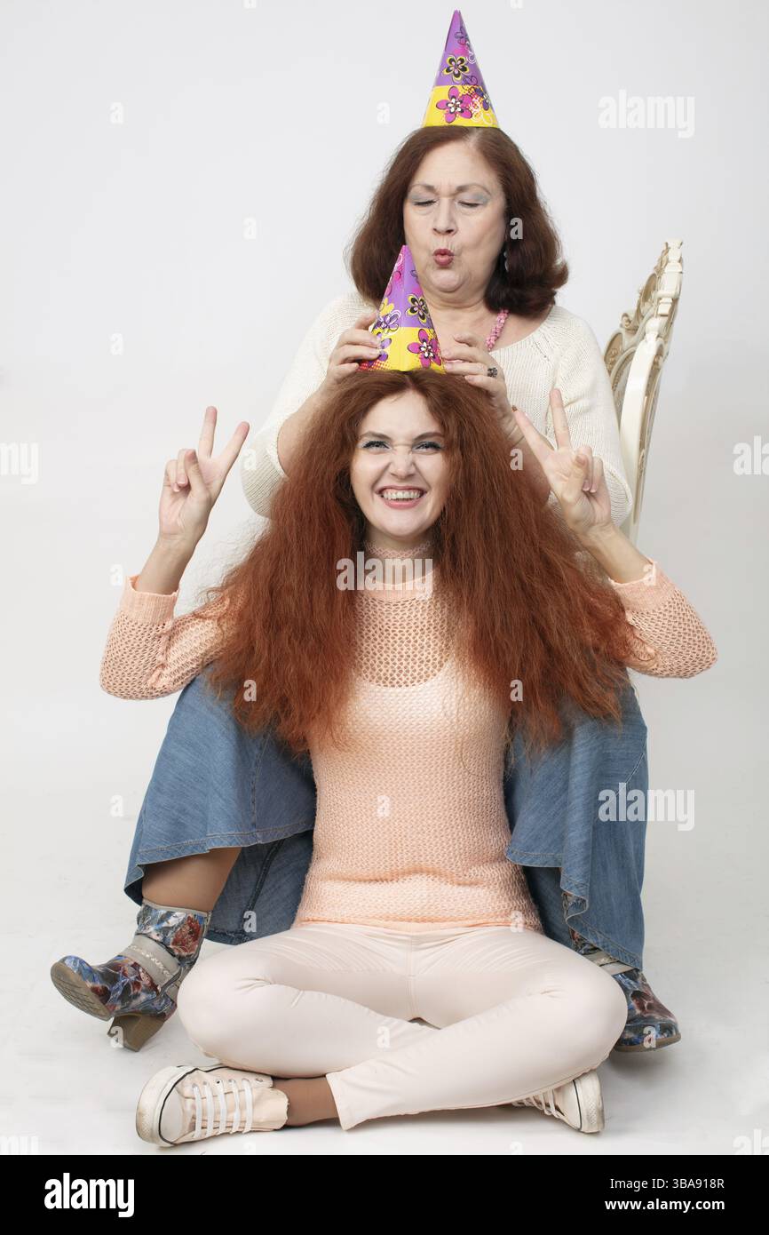 Une mère âgée fête l'anniversaire de sa fille adulte Banque D'Images