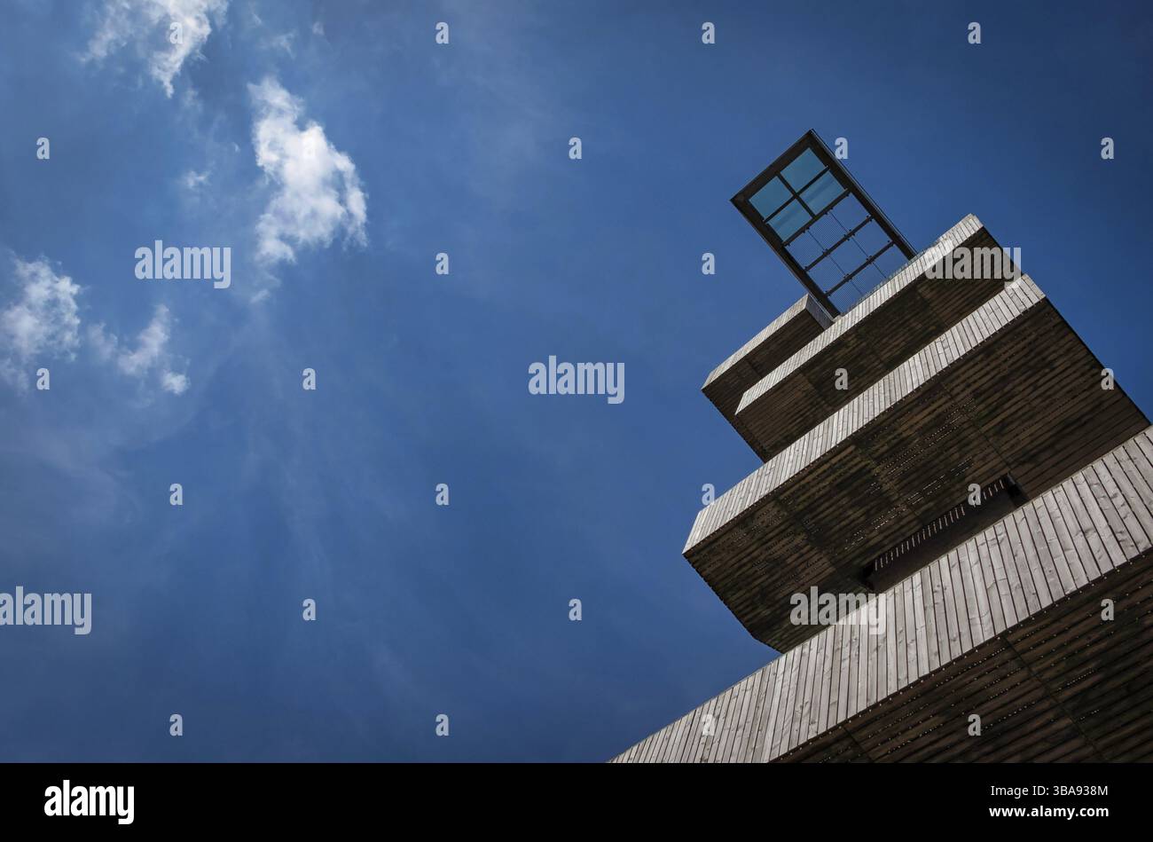 La plate-forme d'observation sur une tour contre ciel bleu à la frontière de trois à Vaals, les Pays-Bas à l'été Banque D'Images