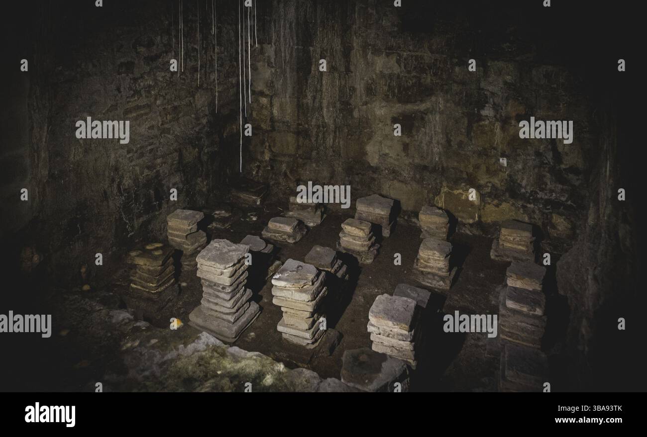 VILLE DE BATH, ANGLETERRE - à l'ancien Musée des bains romains, Angleterre de l'Ouest, pierres anciennes et vestiges. Les bains sont une attraction touristique majeure et recei Banque D'Images