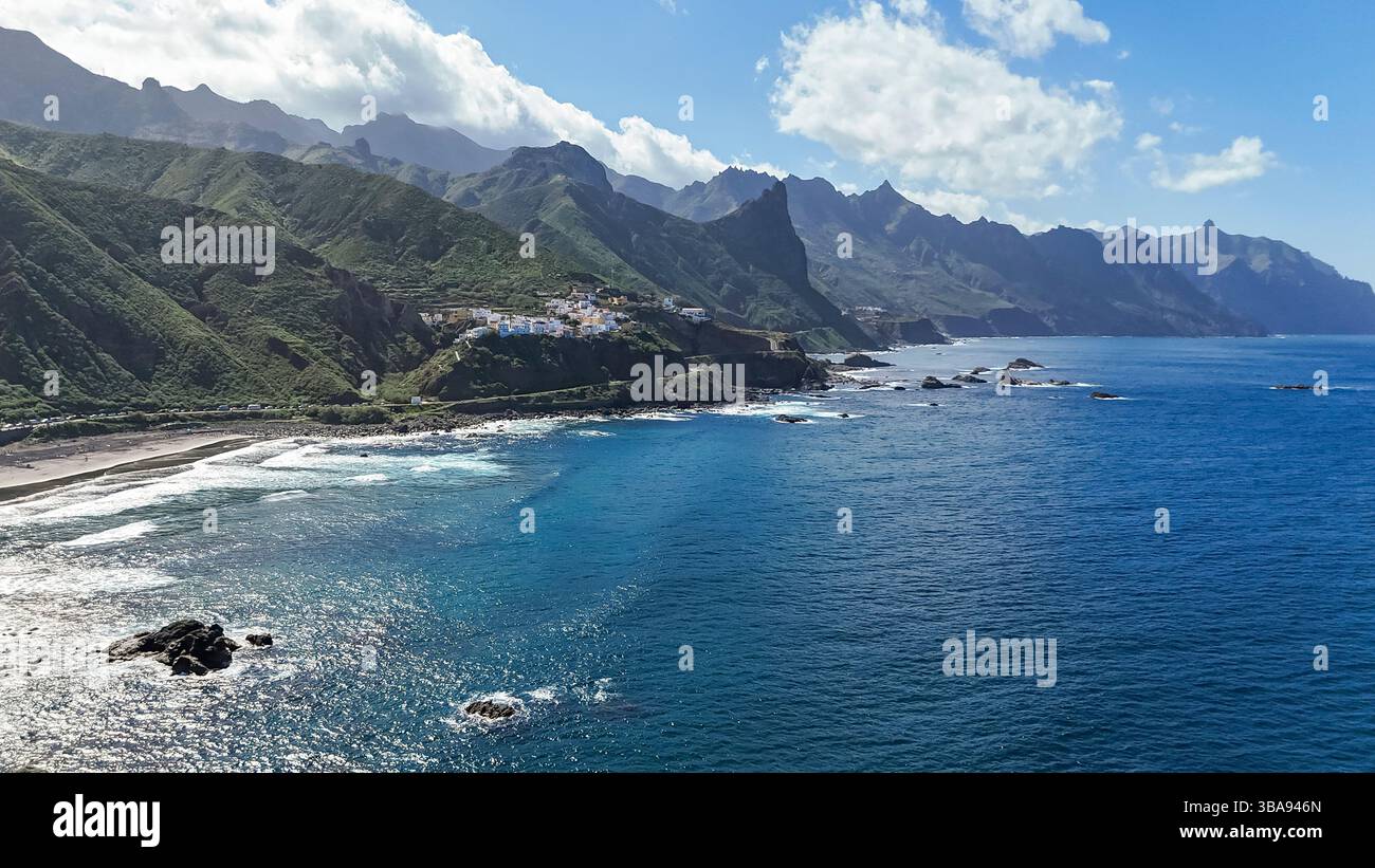 L'océan est calme et bleu avec un rivage rocheux. L'eau est claire et le ciel bleu Banque D'Images