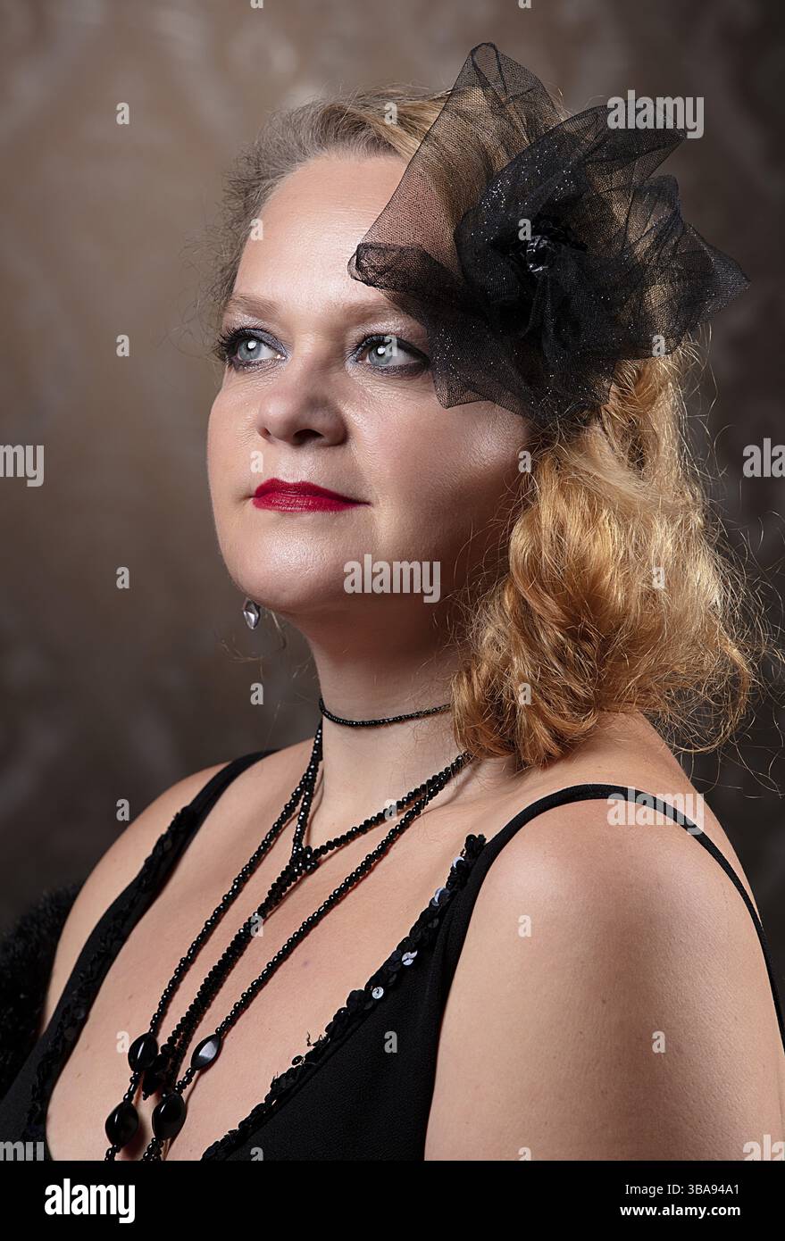 Portrait rétro d'une femme âgée dans le style des années 20 ou 30 Banque D'Images