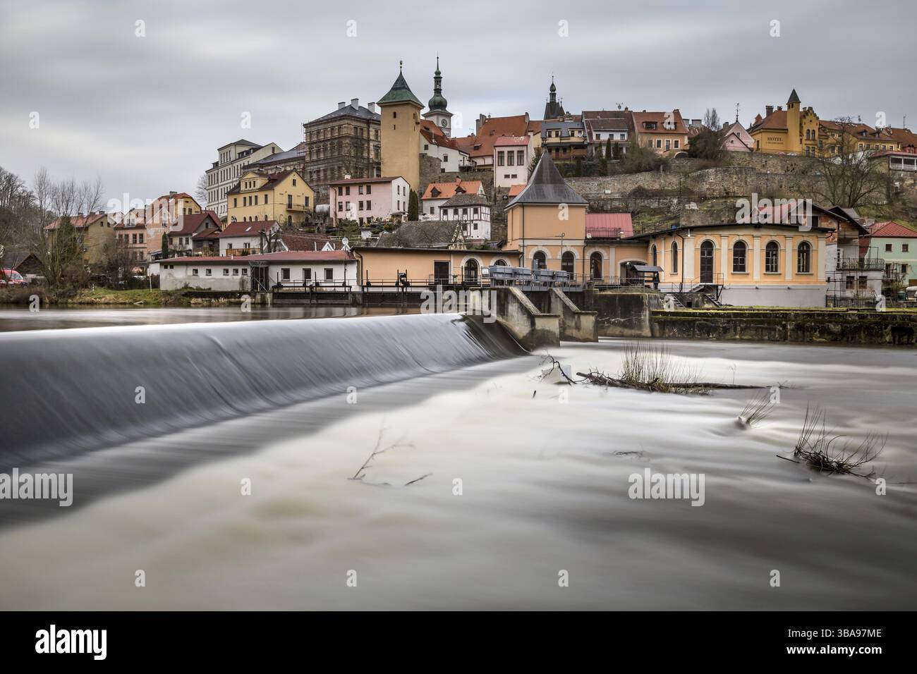 Vue sur la ville de Loket avec le château royal médiéval près de Karlovy Vary Resort en Tchéquie, Loket, République tchèque, Europe Banque D'Images