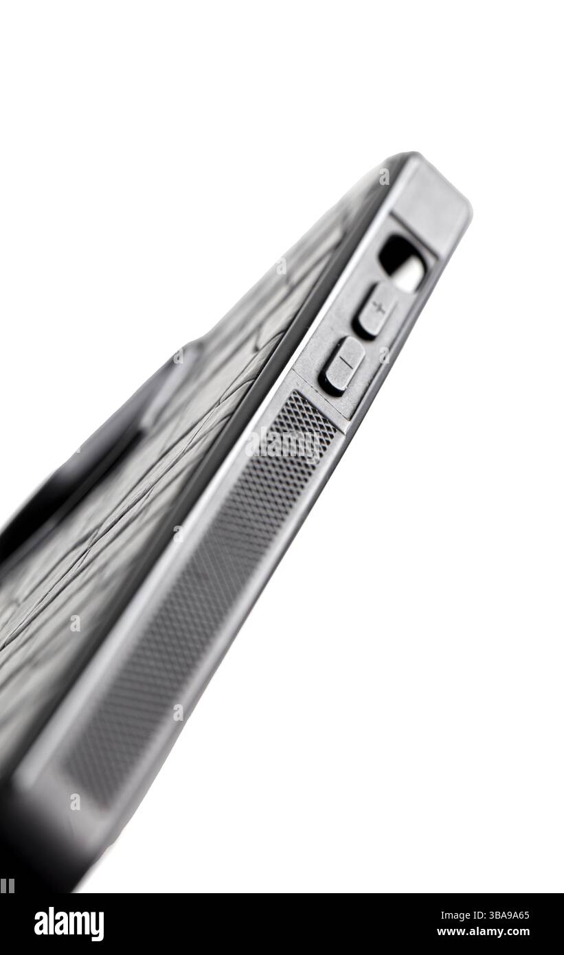 L'étui pour smartphone est en cuir de crocodile noir sur fond blanc Banque D'Images