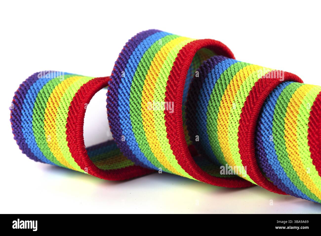 Gros plan de ruban arc-en-ciel coloré sur un fond blanc. Design LGBT coloré. Ruban bouclé et flottant Banque D'Images