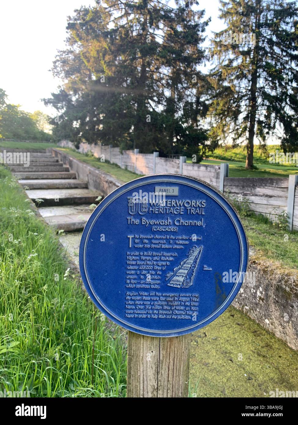 Sywell Country Park Northampton Northamptonshire Angleterre Royaume-Uni British Water Lake étang réservoir enfants jouer marcher arbres ombrage sentiers ombres piste - Image de stock capturée avec un smartphone