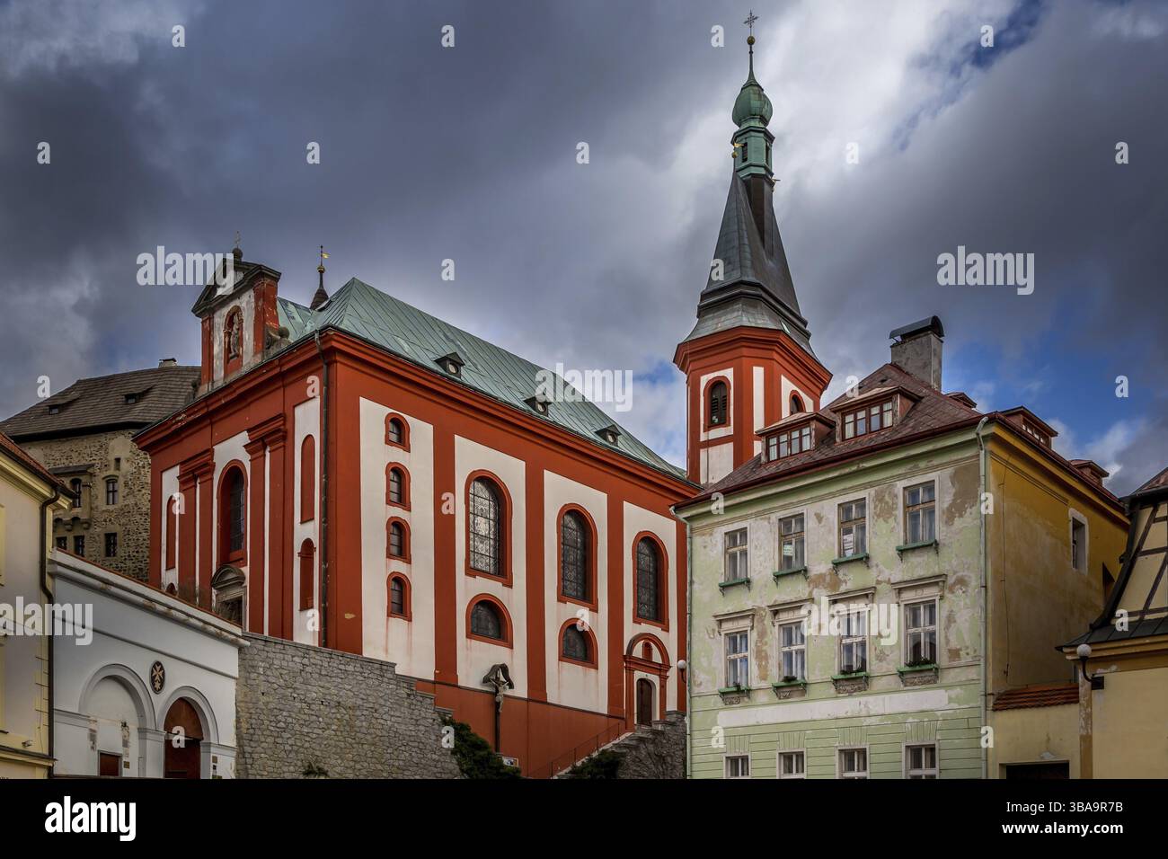 Vue sur la ville de Loket avec le château royal médiéval près de Karlovy Vary Resort en Tchéquie, Loket, République tchèque, Europe Banque D'Images