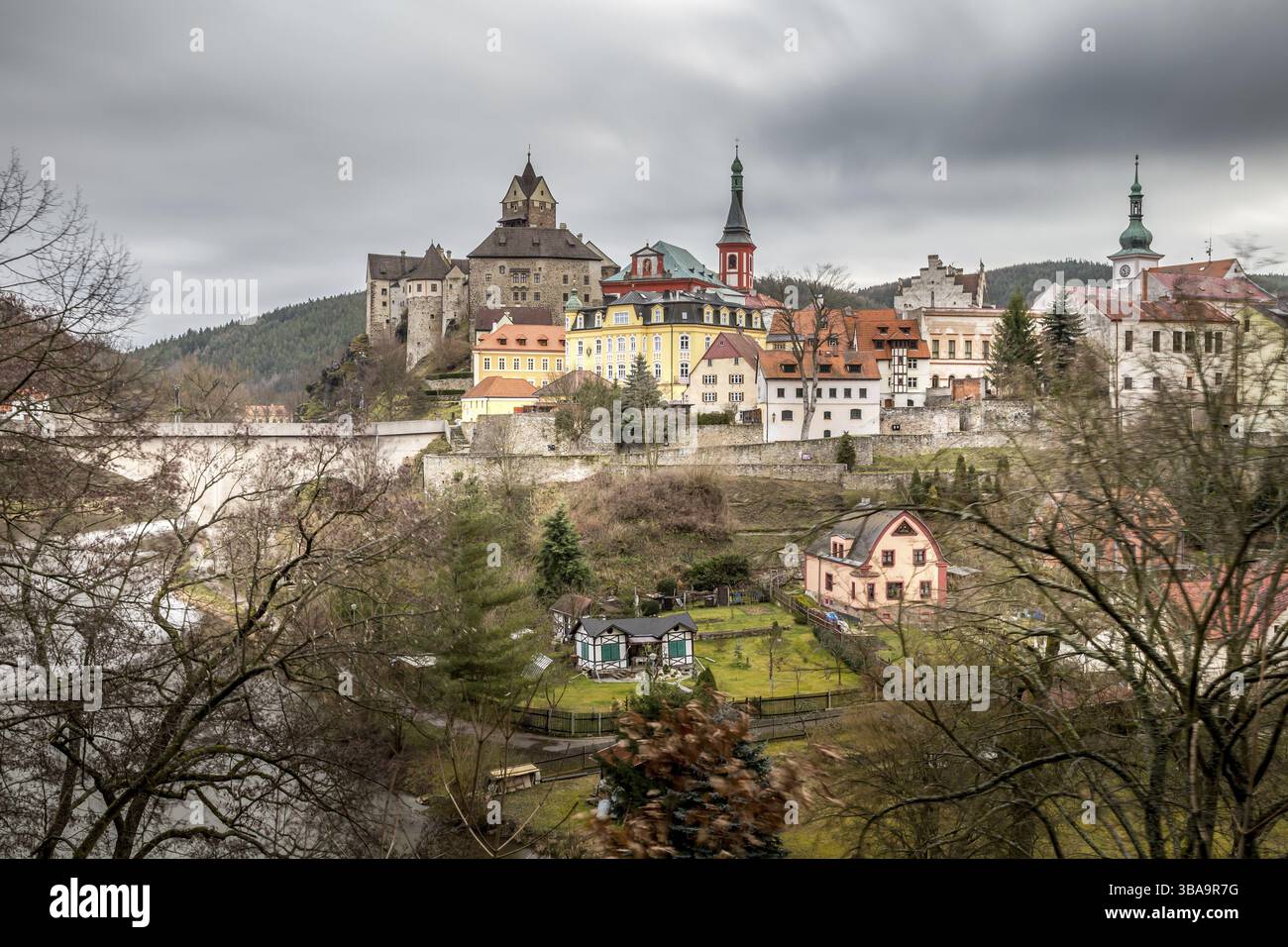Vue sur la ville de Loket avec le château royal médiéval près de Karlovy Vary Resort en Tchéquie, Loket, République tchèque, Europe Banque D'Images
