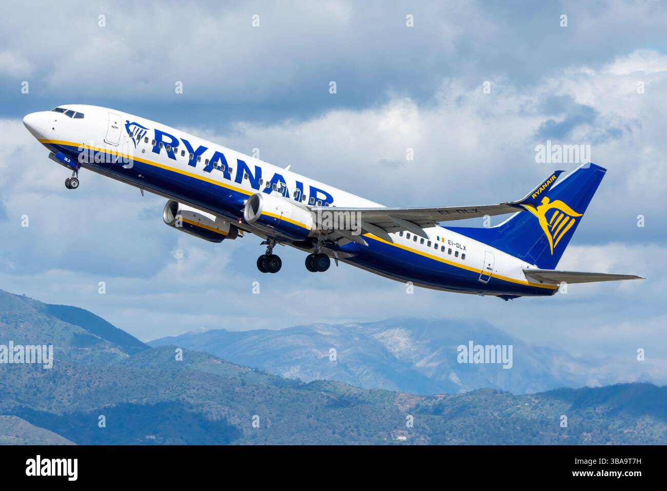 Avión de Línea Boeing 737 MAX 200 de la aerolínea de bajo coste Malta Air, filial de Ryanair, despegando del aeropuerto de Málaga Costa del sol Banque D'Images