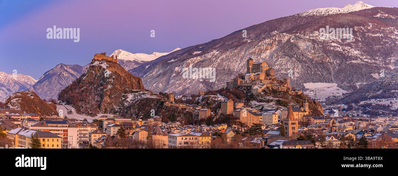 Panorama des châteaux suisses de la basilique de Valère et du Tourbillon au coucher du soleil, Sion, canton du Valais, Suisse Banque D'Images