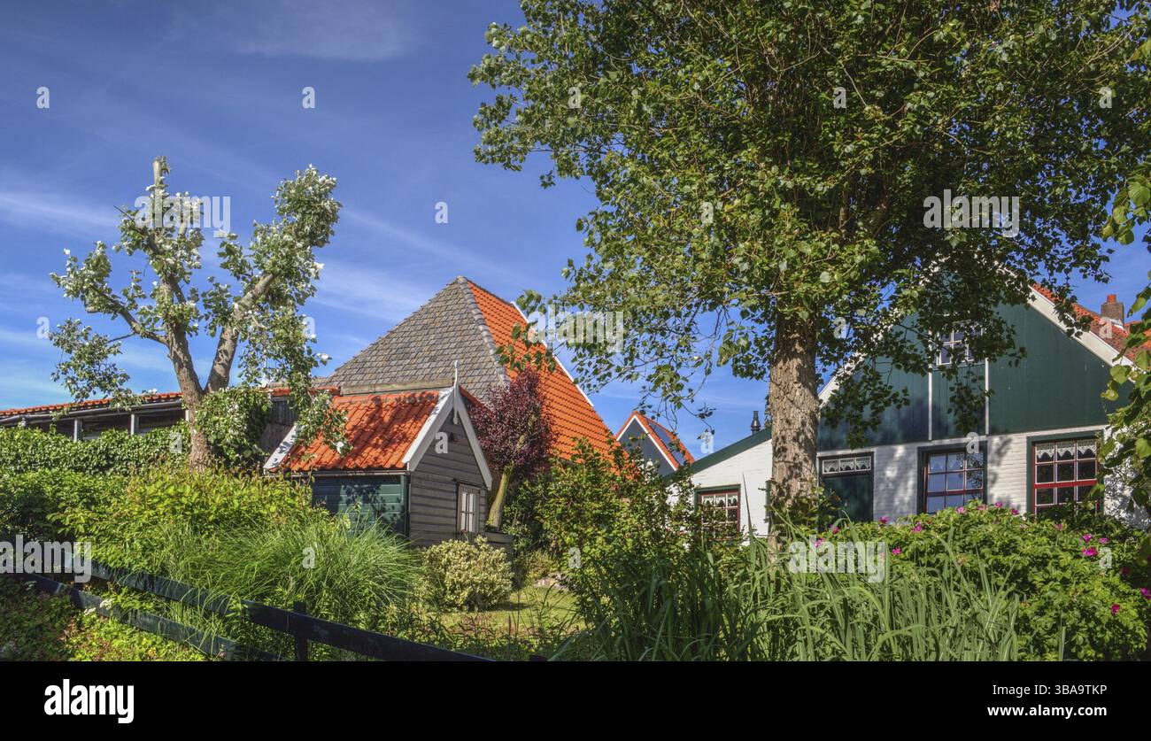 Maison néerlandaise colorée sur une journée claire et lumineuse aux pays-Bas Banque D'Images