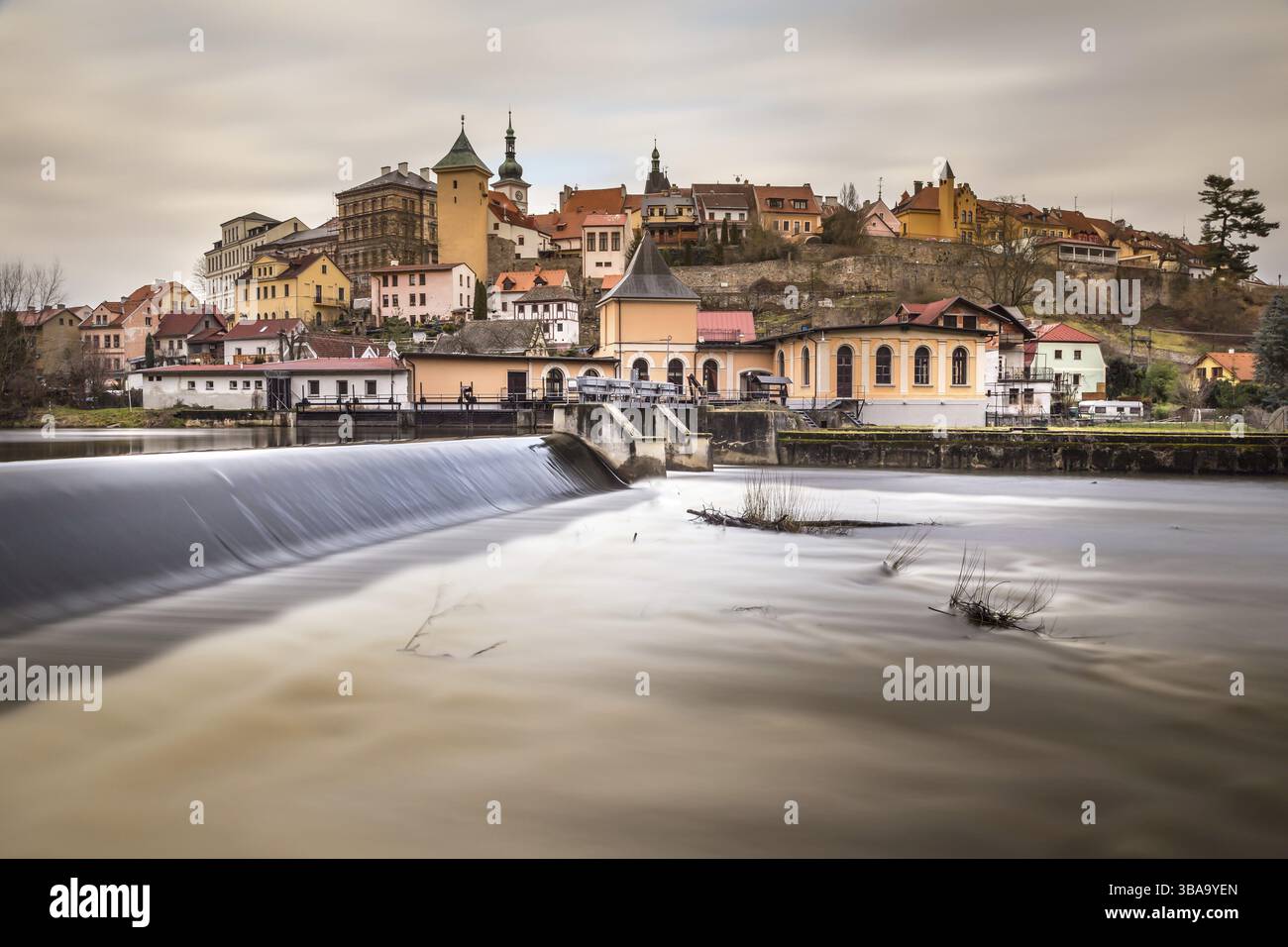 Vue sur la ville de Loket avec le château royal médiéval près de Karlovy Vary Resort en Tchéquie, Loket, République tchèque, Europe Banque D'Images