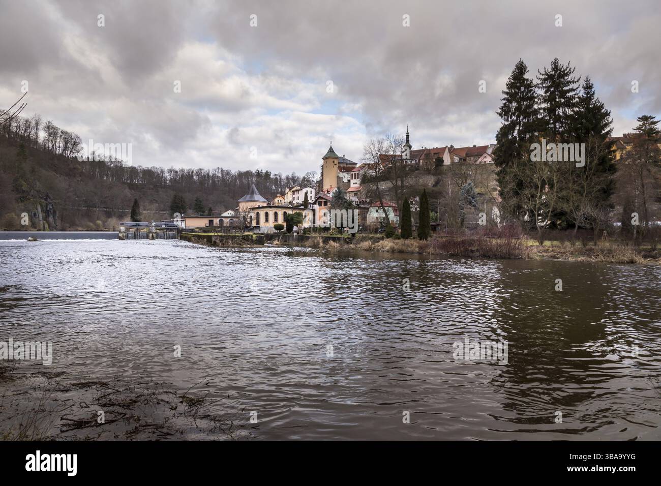 Vue sur la ville de Loket avec le château royal médiéval près de Karlovy Vary Resort en Tchéquie, Loket, République tchèque, Europe Banque D'Images