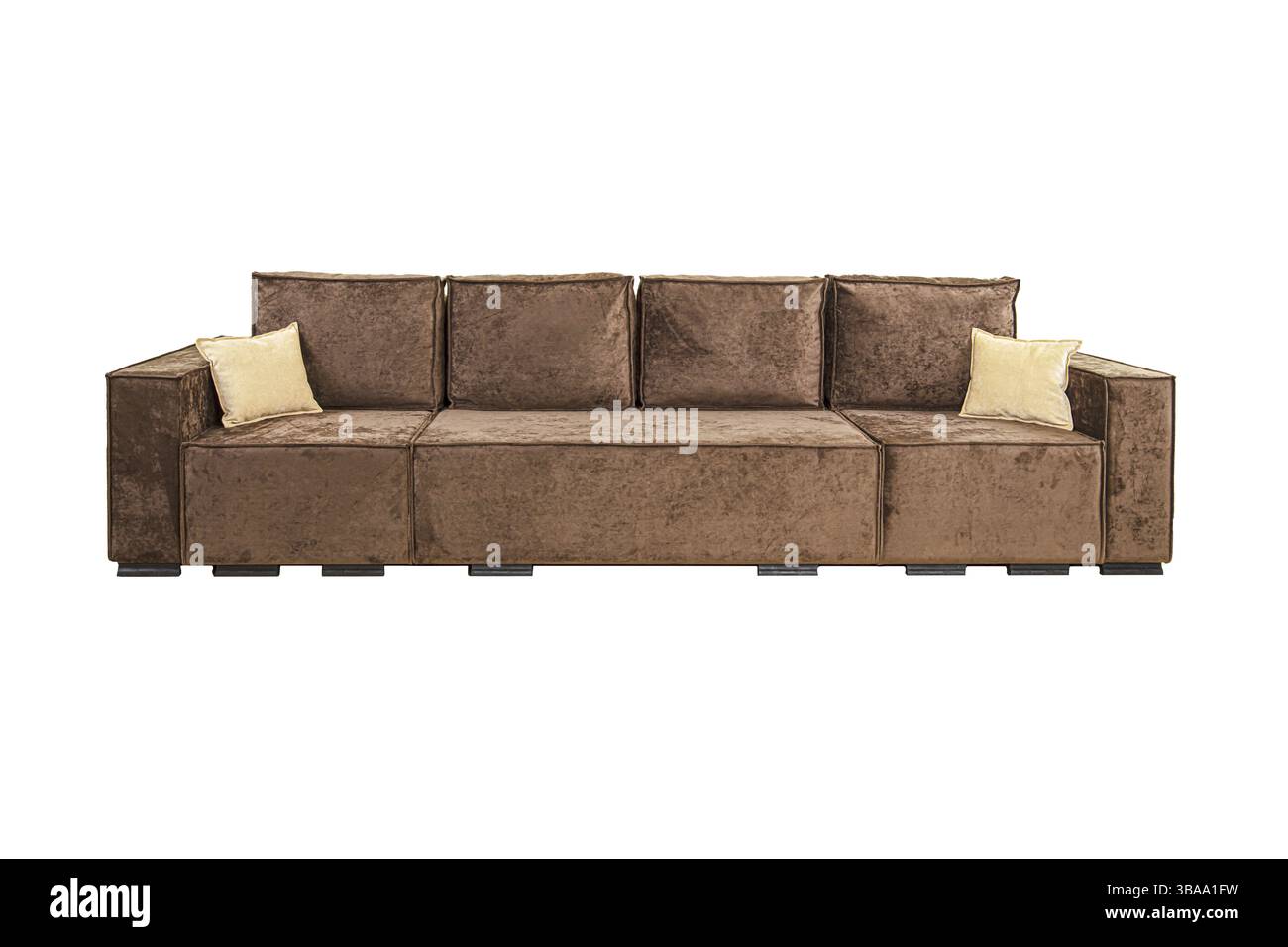 Canapé marron avec des oreillers en tissu velours isolé sur un fond blanc. Meuble rembourré Banque D'Images