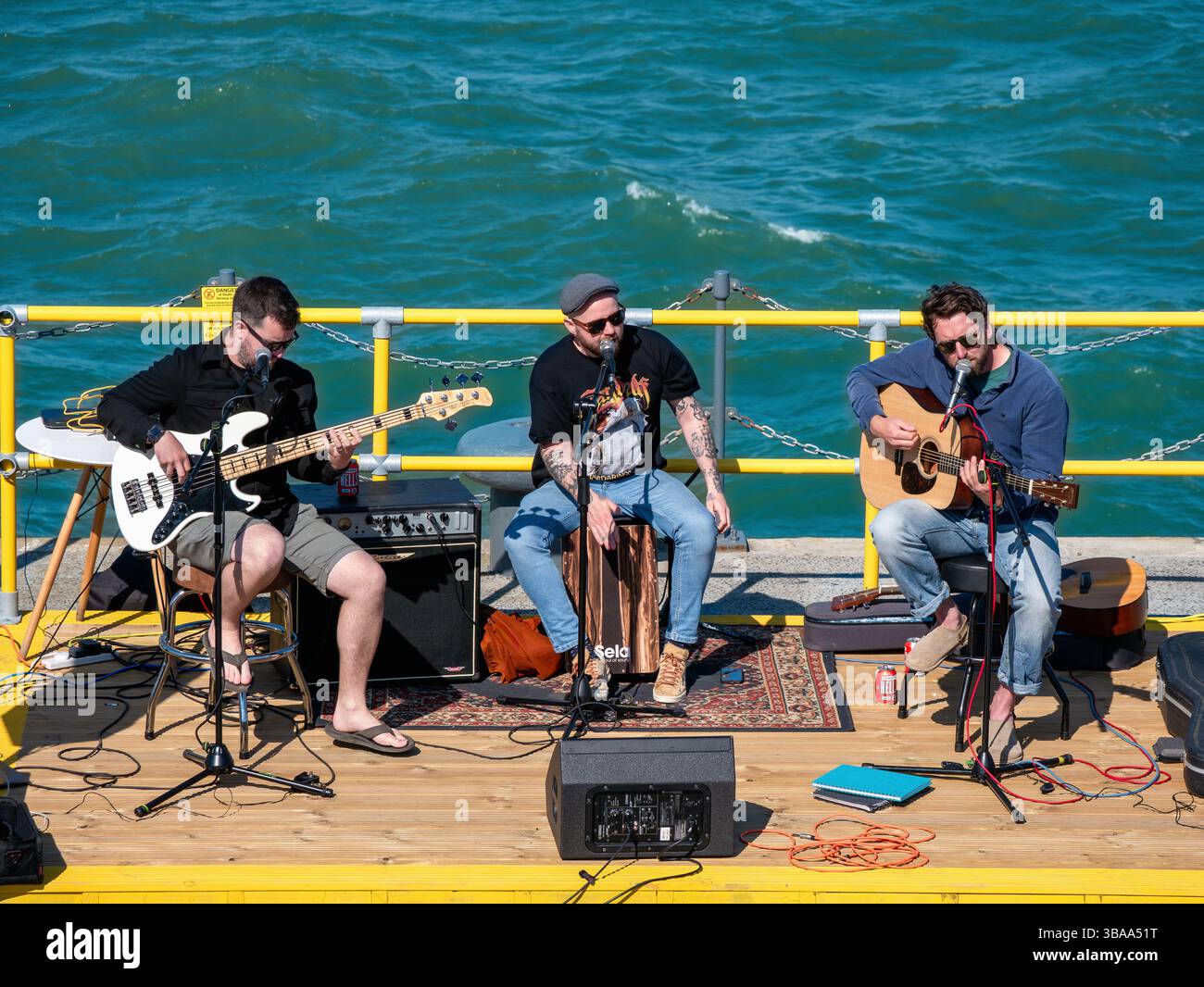 Le groupe High Tide se produit au Harbour Arm à Folkestone, Kent, le samedi 10 mai 2025 Banque D'Images