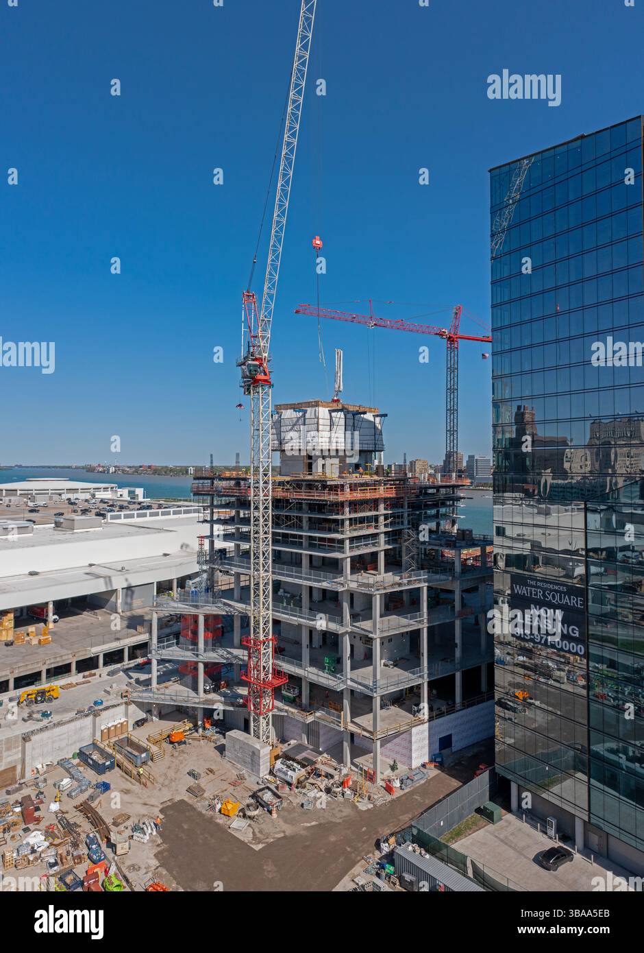 Detroit (Michigan) - construction de l'hôtel JW Marriott Detroit Water Square de 25 étages. Le bâtiment est entre le centre de conventon Huntington place Banque D'Images