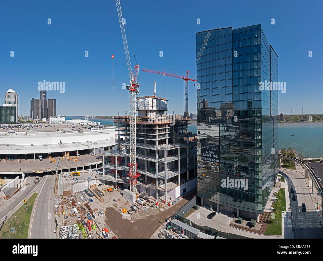 Detroit (Michigan) - construction de l'hôtel JW Marriott Detroit Water Square de 25 étages. Le bâtiment est entre le centre de conventon Huntington place Banque D'Images
