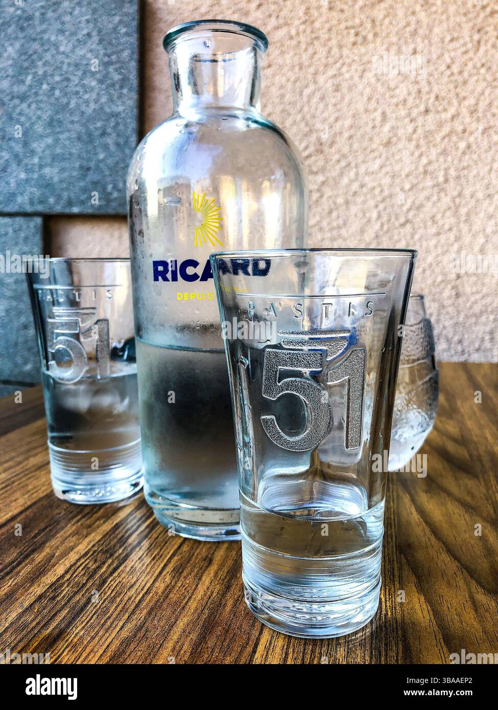 Bouteille d'eau Ricard avec verres Pastis 51 - France. Banque D'Images